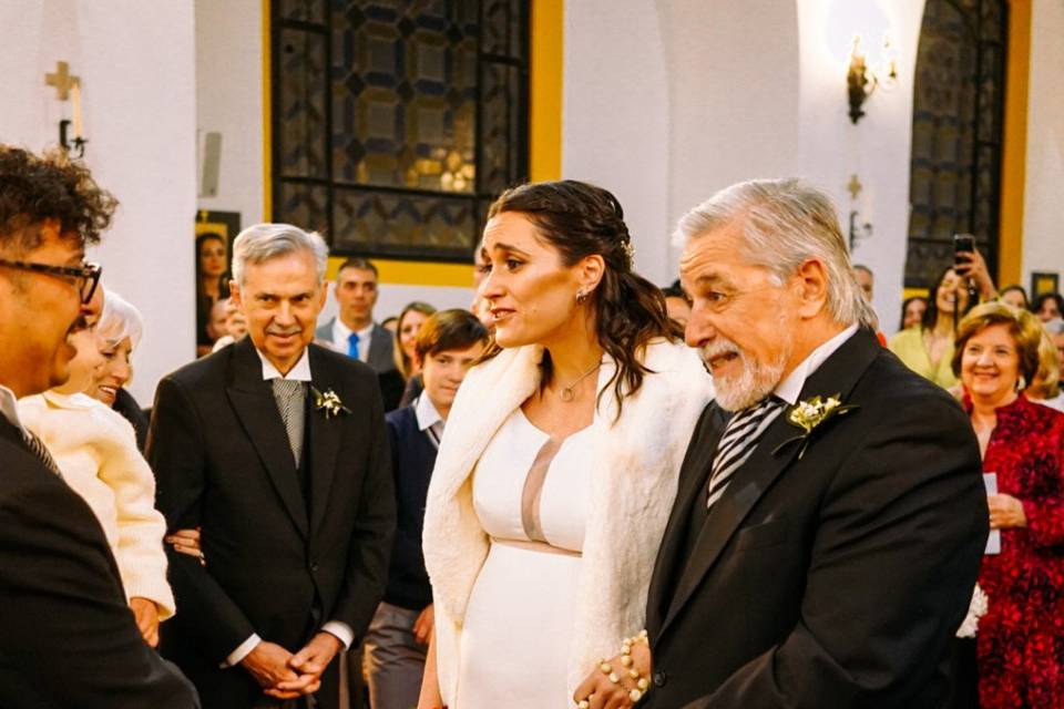 Novia con padrino ingresa a la