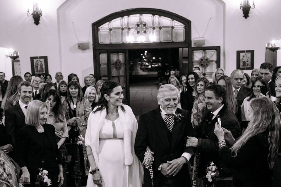 Novia con padrino ingresa a la