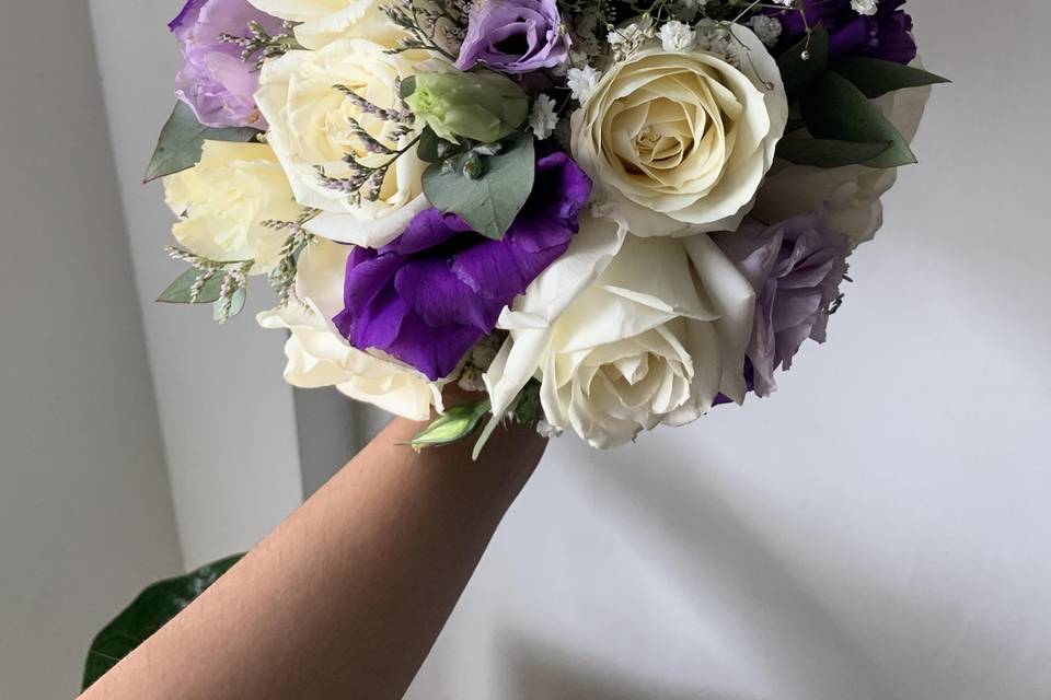 Bouquet rosas y flores violeta