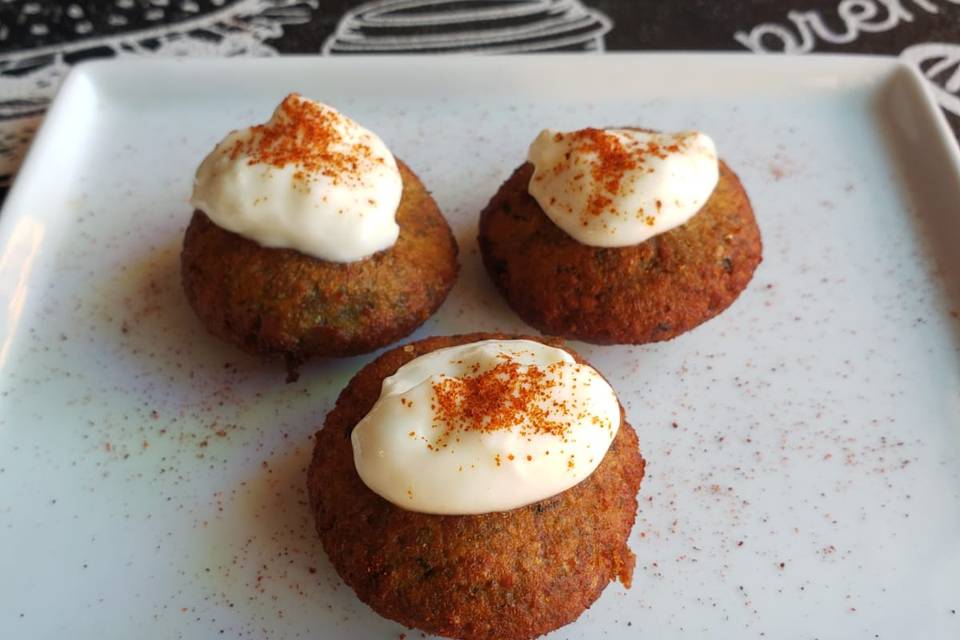 Falafel con yogur de ajo