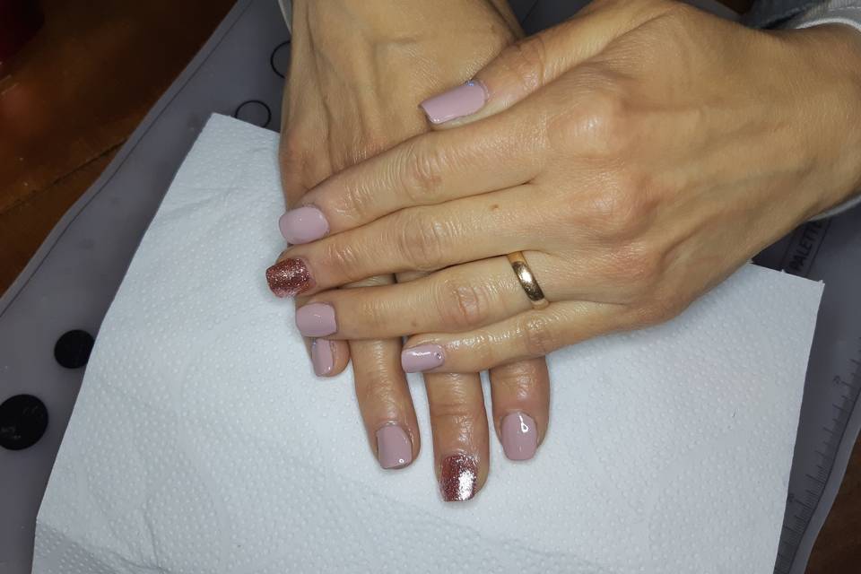 Uñas esculpidas en gel