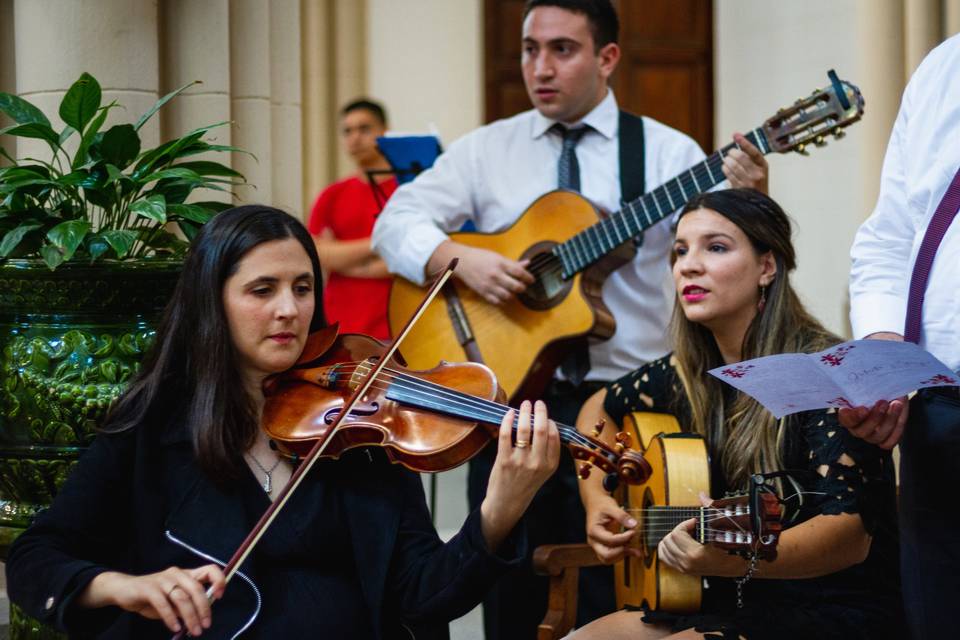 Juli & Sergio con violinista