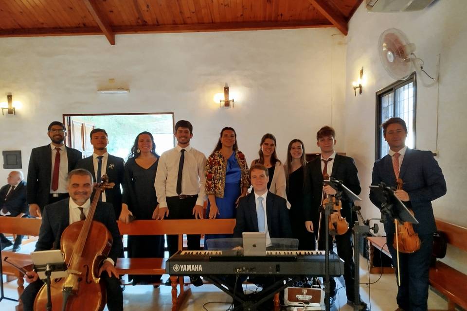 Eri & Pepe junto a la camerata