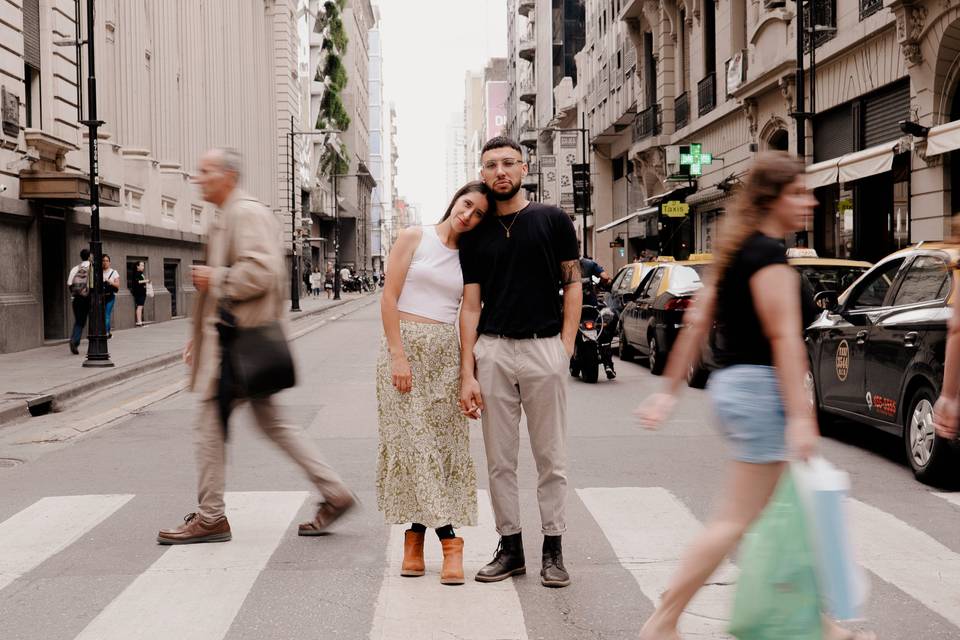 Pareja parada en un cruce de peatones