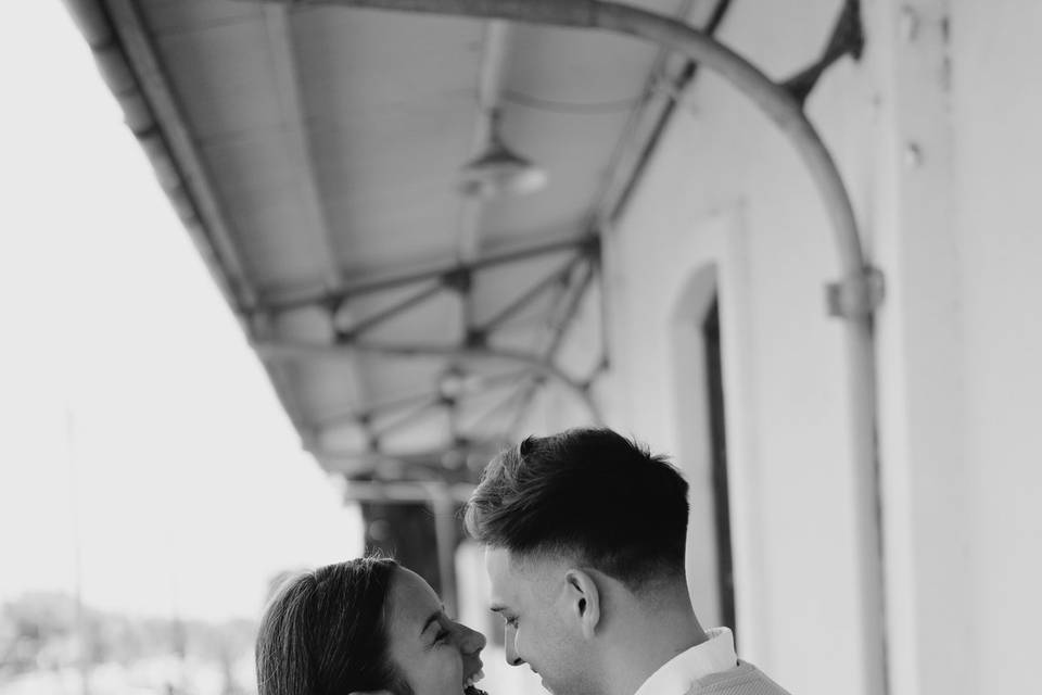 Pareja tomada de la mano en una estación de tren