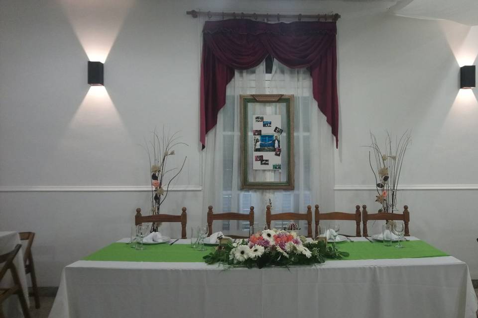 Sillas decoradas en altar