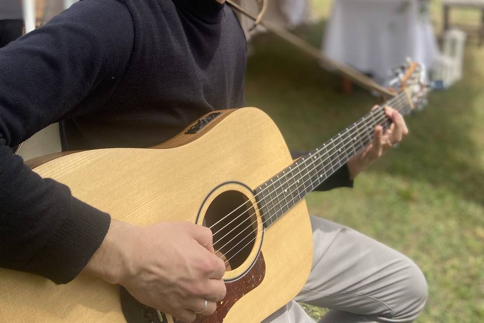 Tocando la guitarra