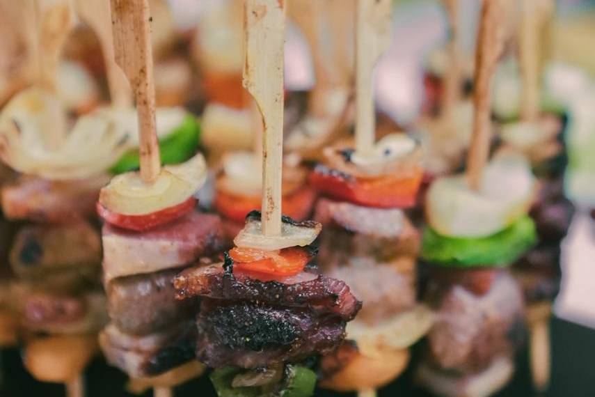 Pinchos de cerdo con vegetales