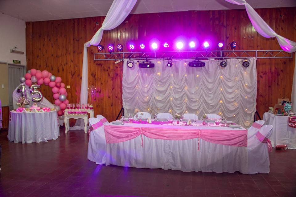 Decoración de mesa con manteles blancos y rosas