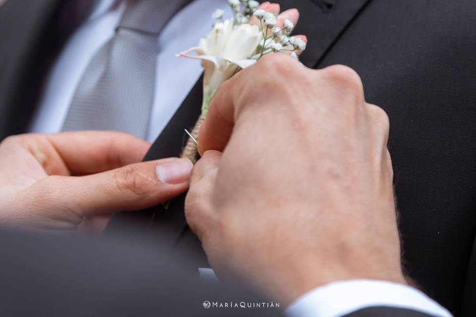 Colocando el boutonniere