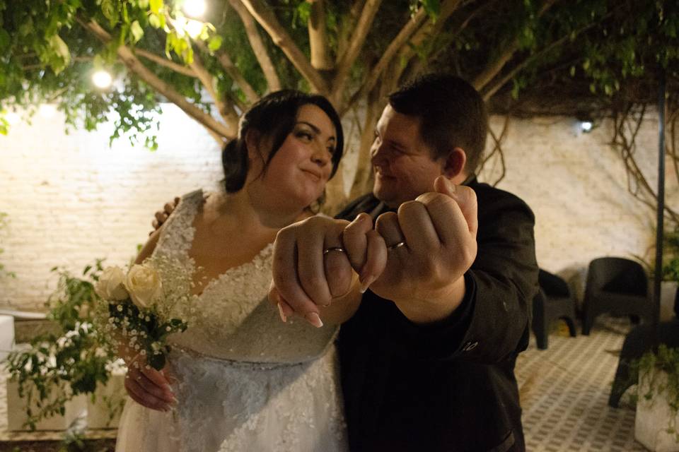 Pareja enseñando los anillos