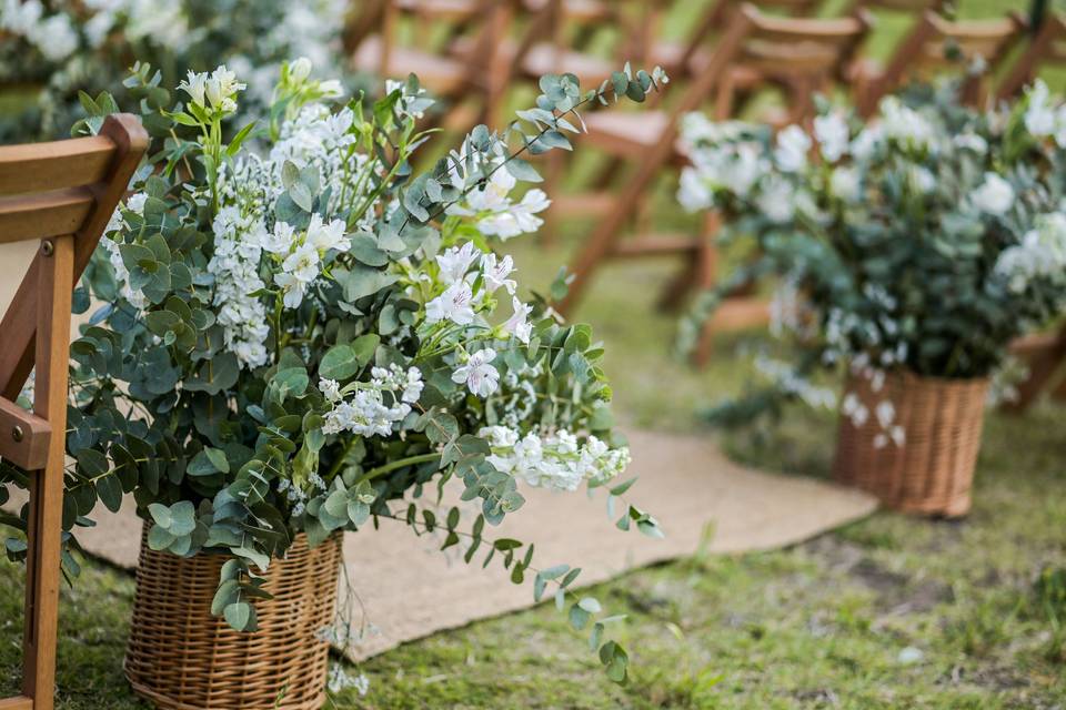 Flores blancas en una cesta