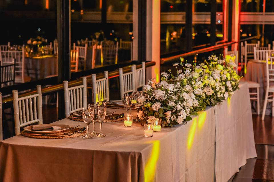 Mesa adornada con flores blancas