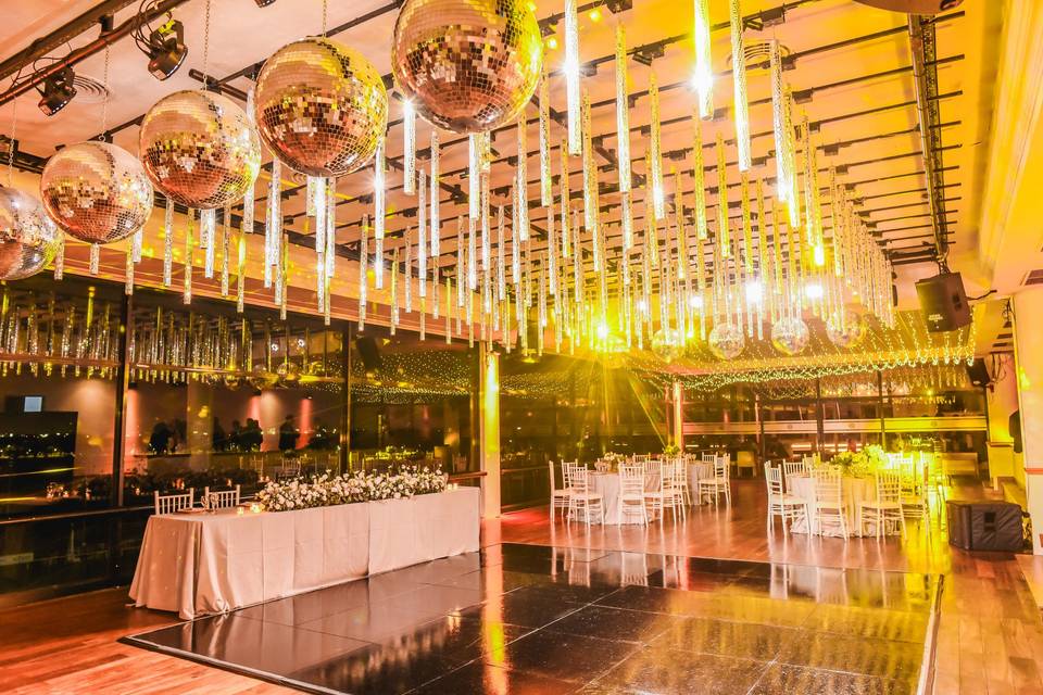 Salón adornado con bolas disco e iluminación