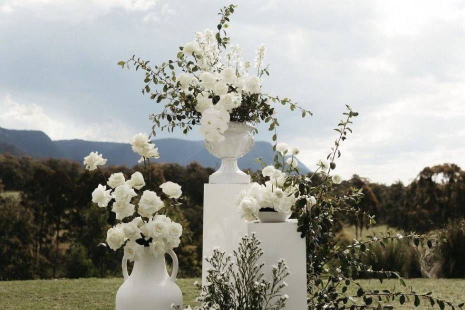 Altar con decoración blanca