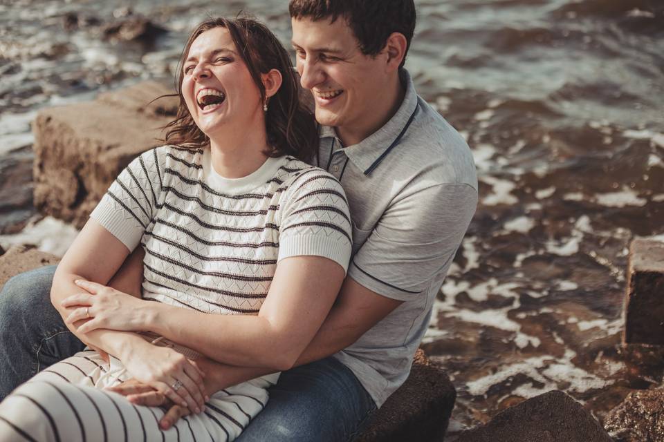 Pareja sentada y abrazada