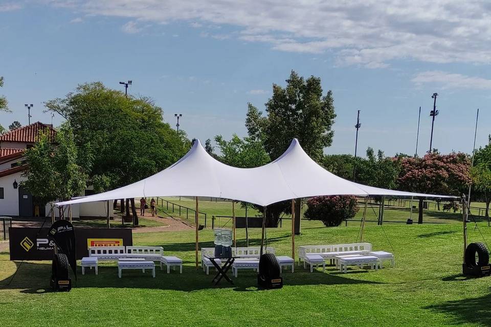 Carpa blanca puesta en el jardín