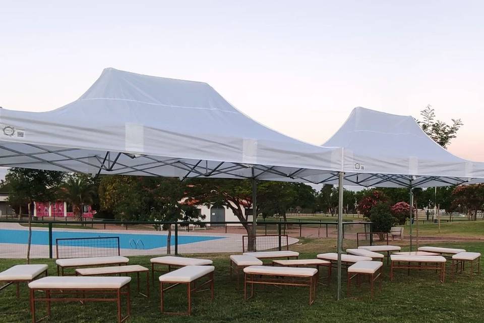 Carpa blanca en un jardín