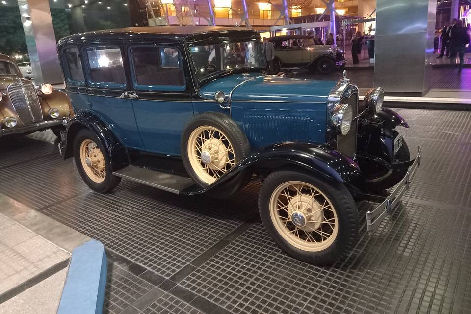 Auto clásico azul