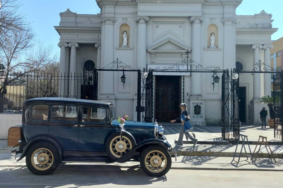 Auto frente a la iglesia