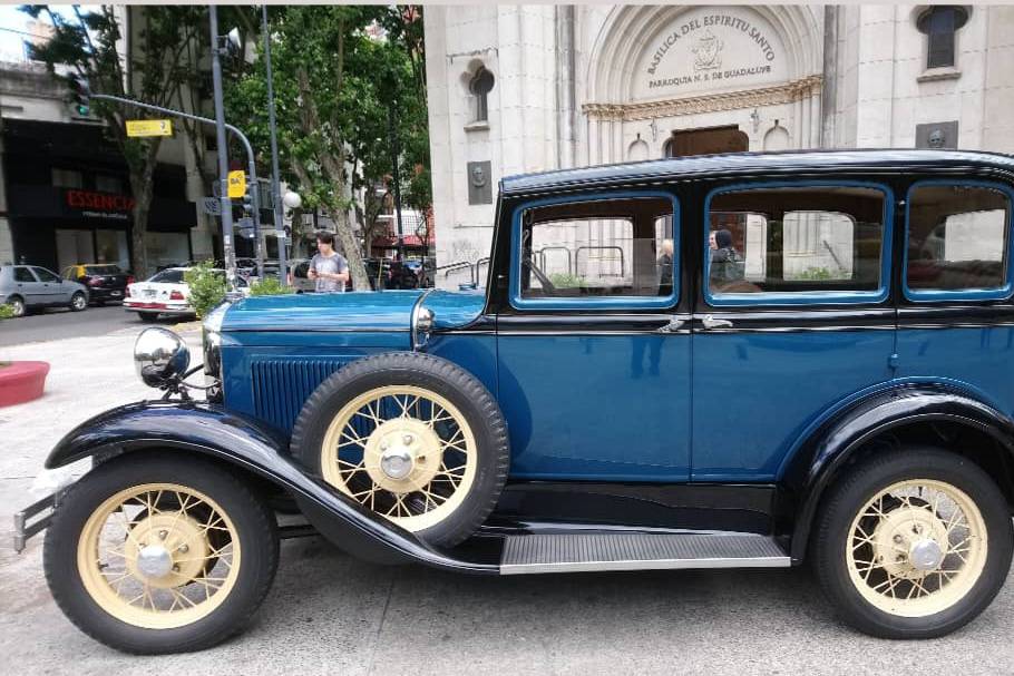 Auto clásico frente a la iglesia