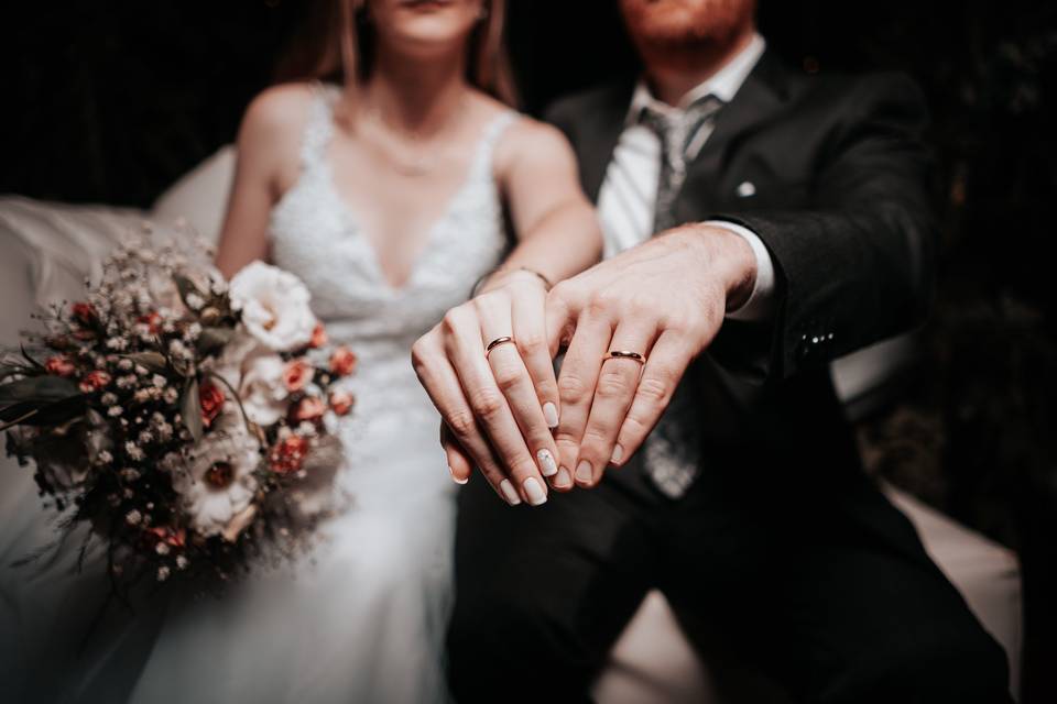 Pareja enseñando sus anillos