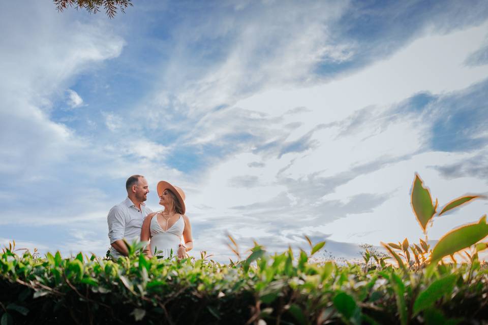 Pareja en sesión de fotos en el campo