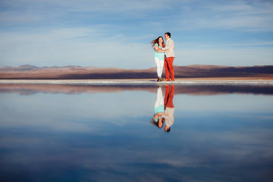 Pareja posando frente a un lago