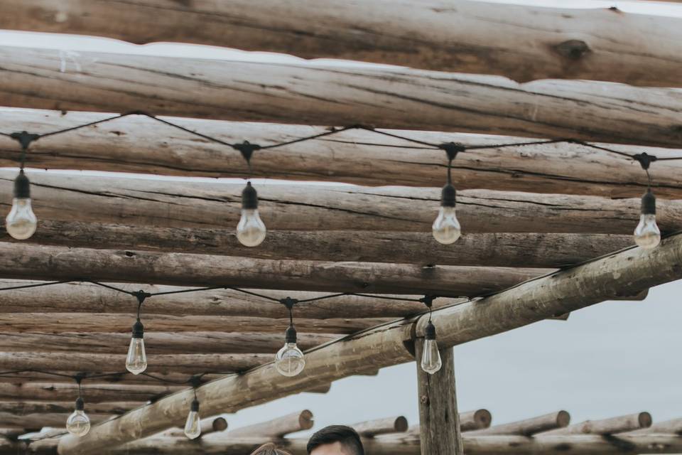 Novios en un puente de madera