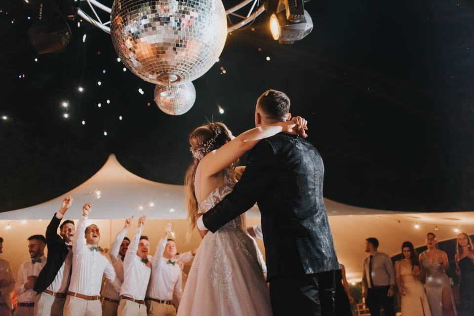 Novios abrazados en una fiesta