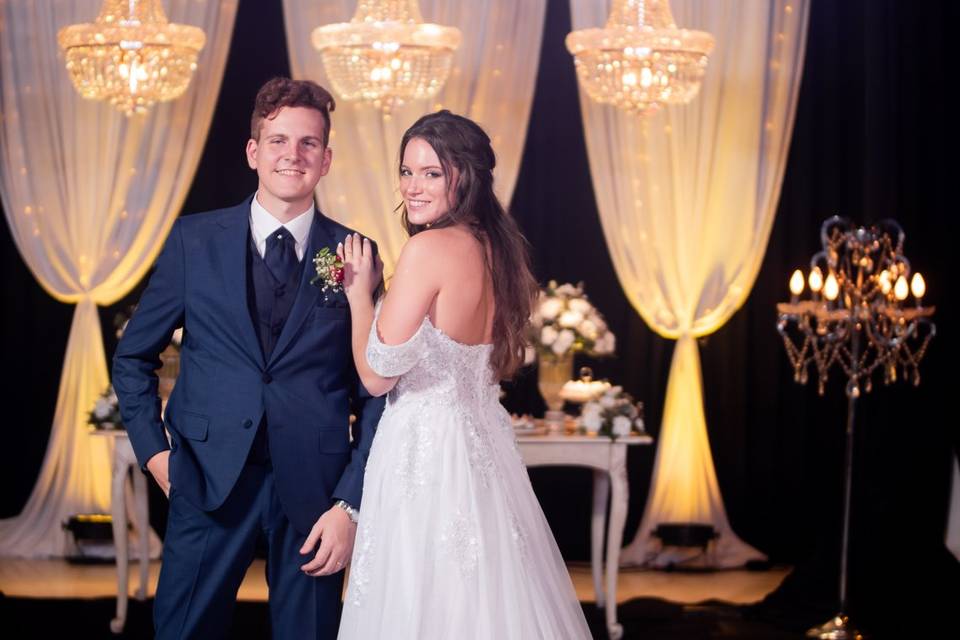 Novios posando en el salón