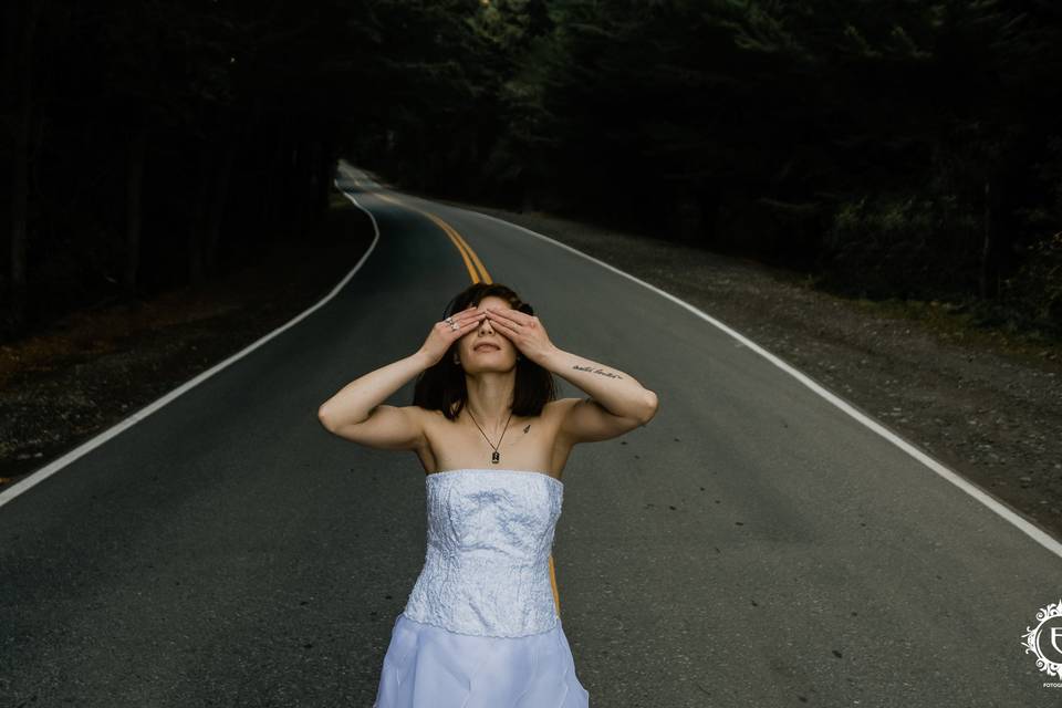 Novia en la carretera tapándose los ojos