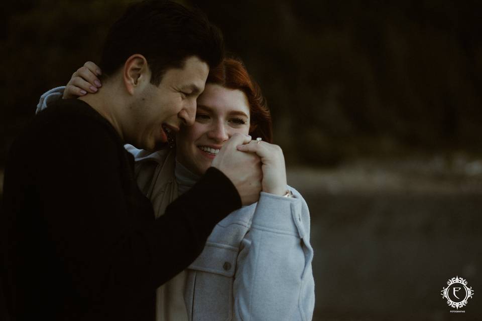 Pareja feliz tomada de la mano