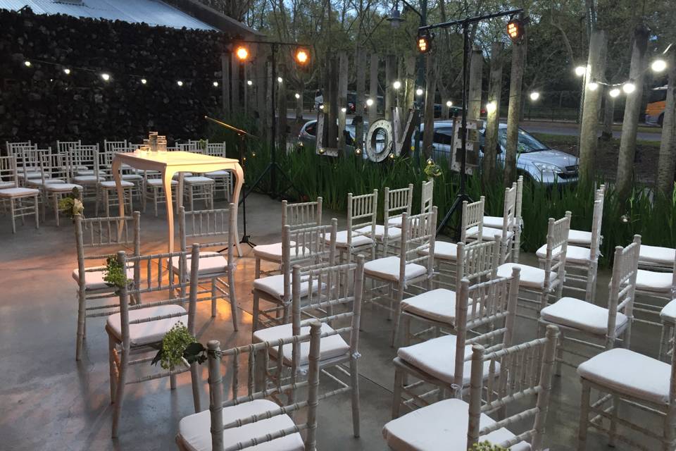 Adornos y mobiliario para eventos nupciales