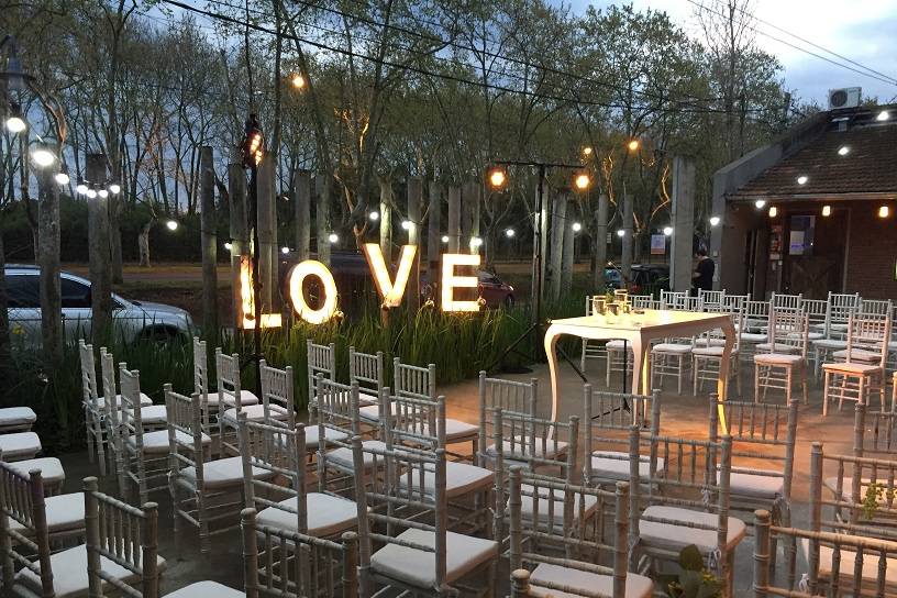 Adornos y mobiliario para eventos nupciales