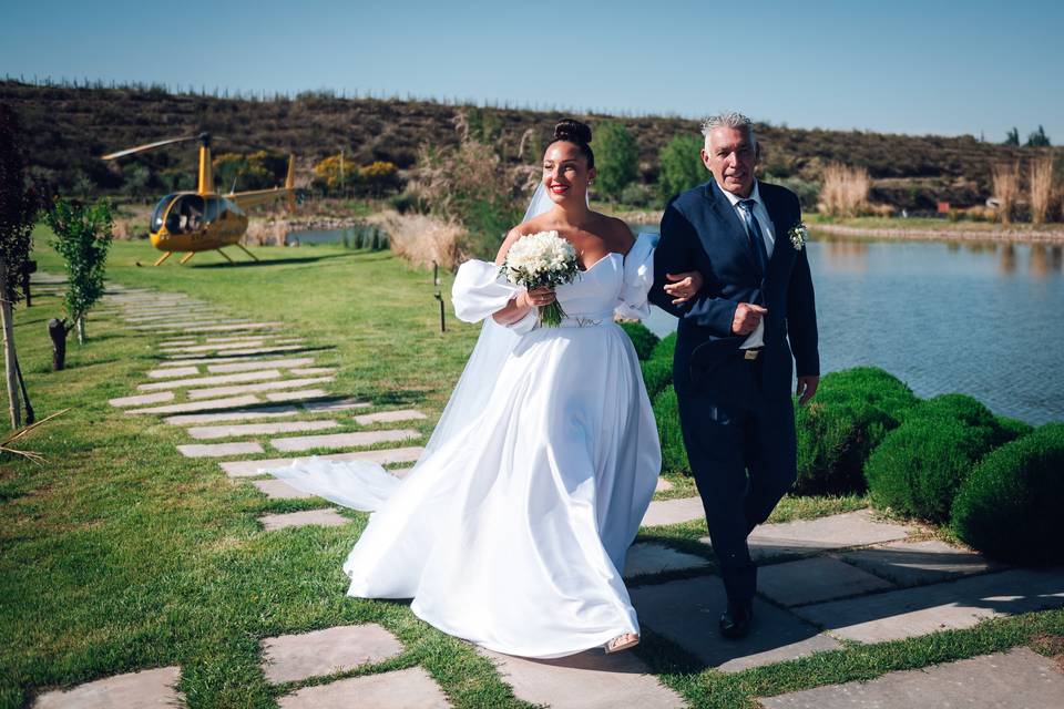 Novia caminando del brazo de su padre