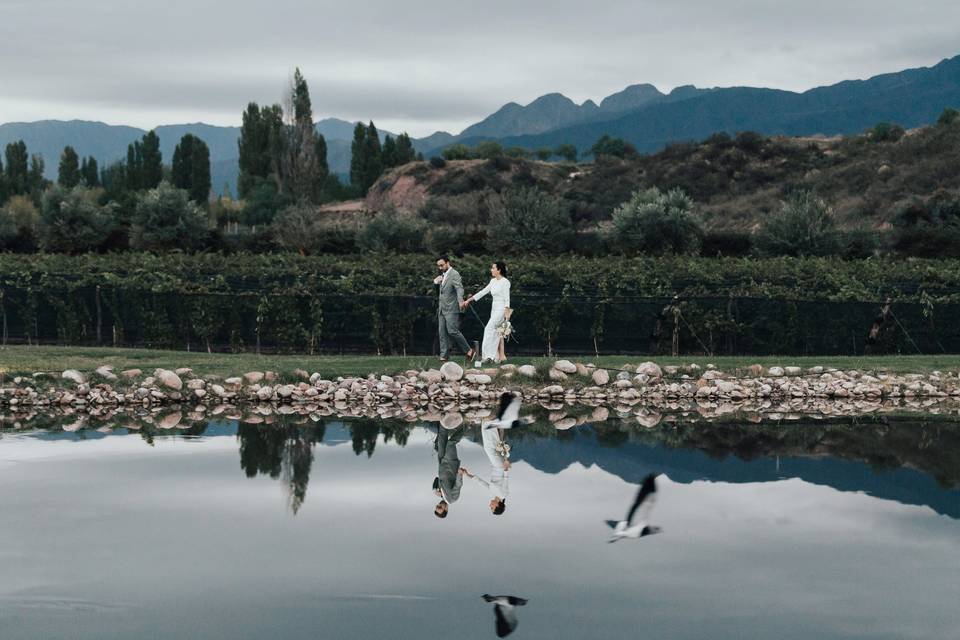 Pareja caminando frente a un lago