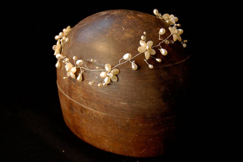 Corona florcitas con pétalos de perlas.
