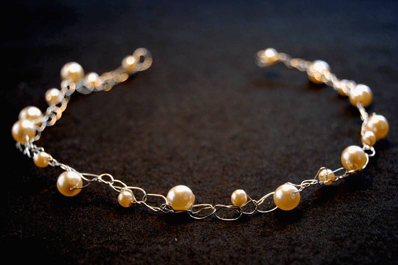 Tiaracrochet de perlas en diversos tamaños.