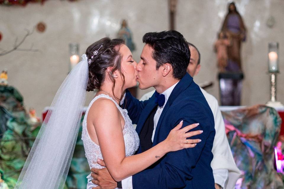 Beso de los recien casados