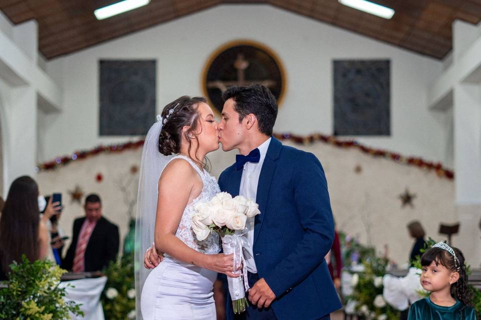 Beso saliendo