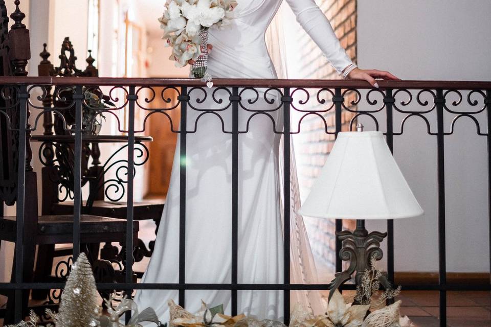 Novia posando en una casa