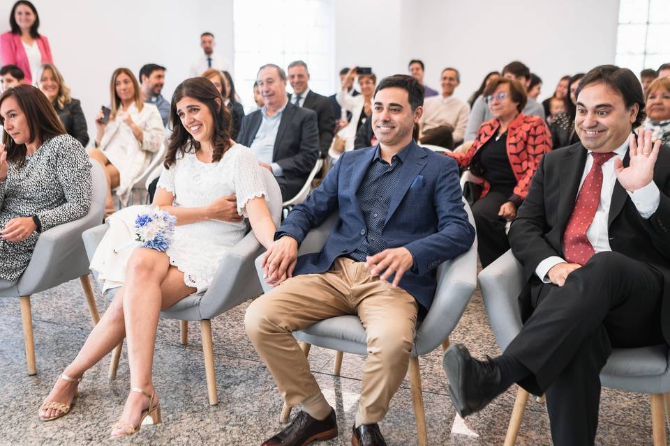 Novios sentados y agarrados de la mano