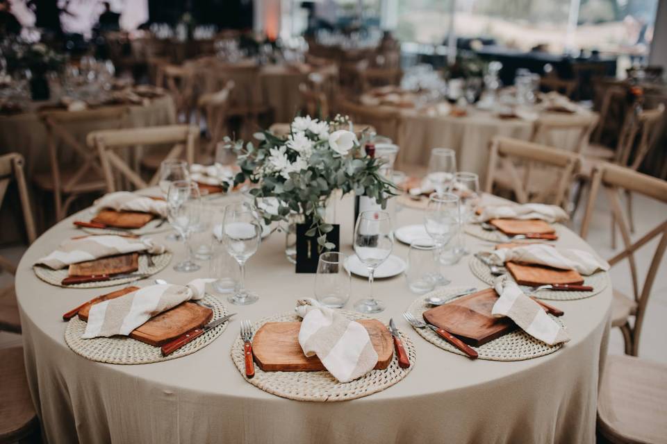 Decoración de mesa en tonos tierra