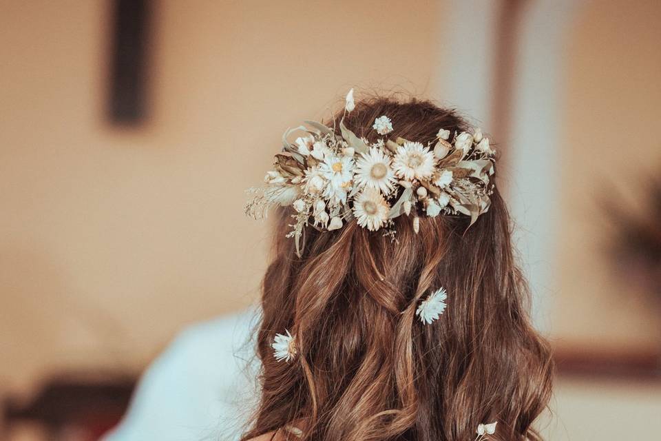 Novia de espaldas con corona de flores