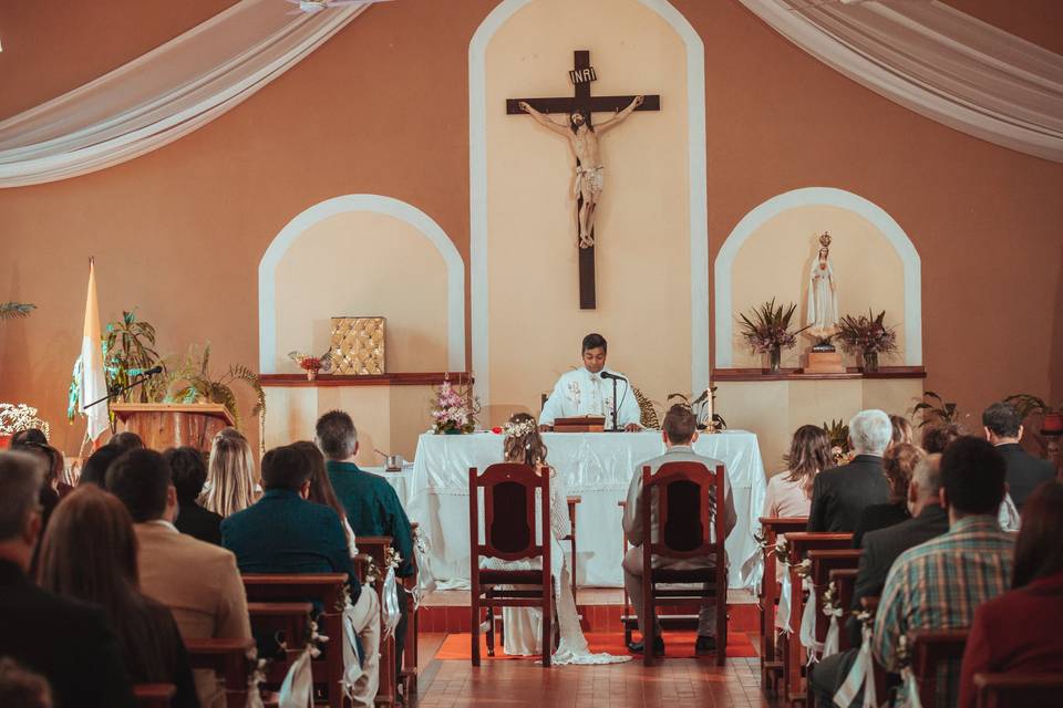 Novios casándose en la iglesia