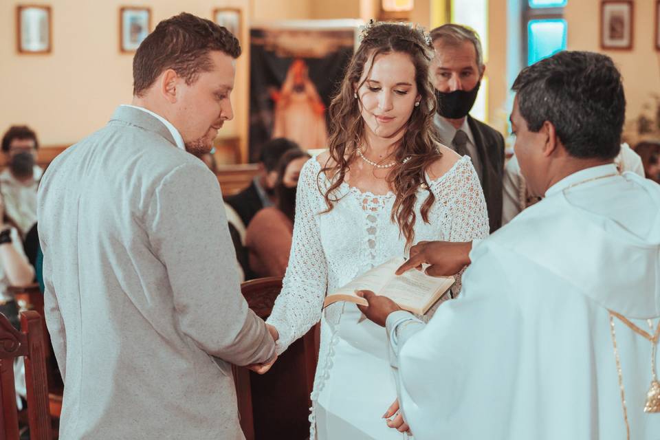 Novios y sacerdote