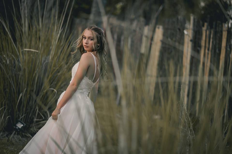 Novia en medio de plantas