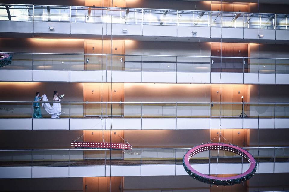 Novia caminando por el pasillo de un edificio