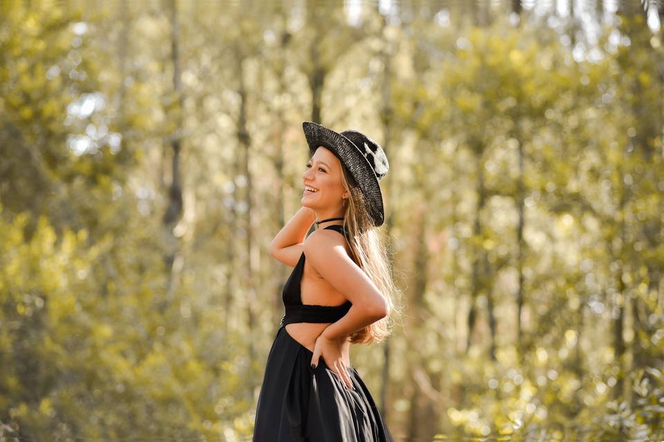 Chica con vestido negro en el bosque